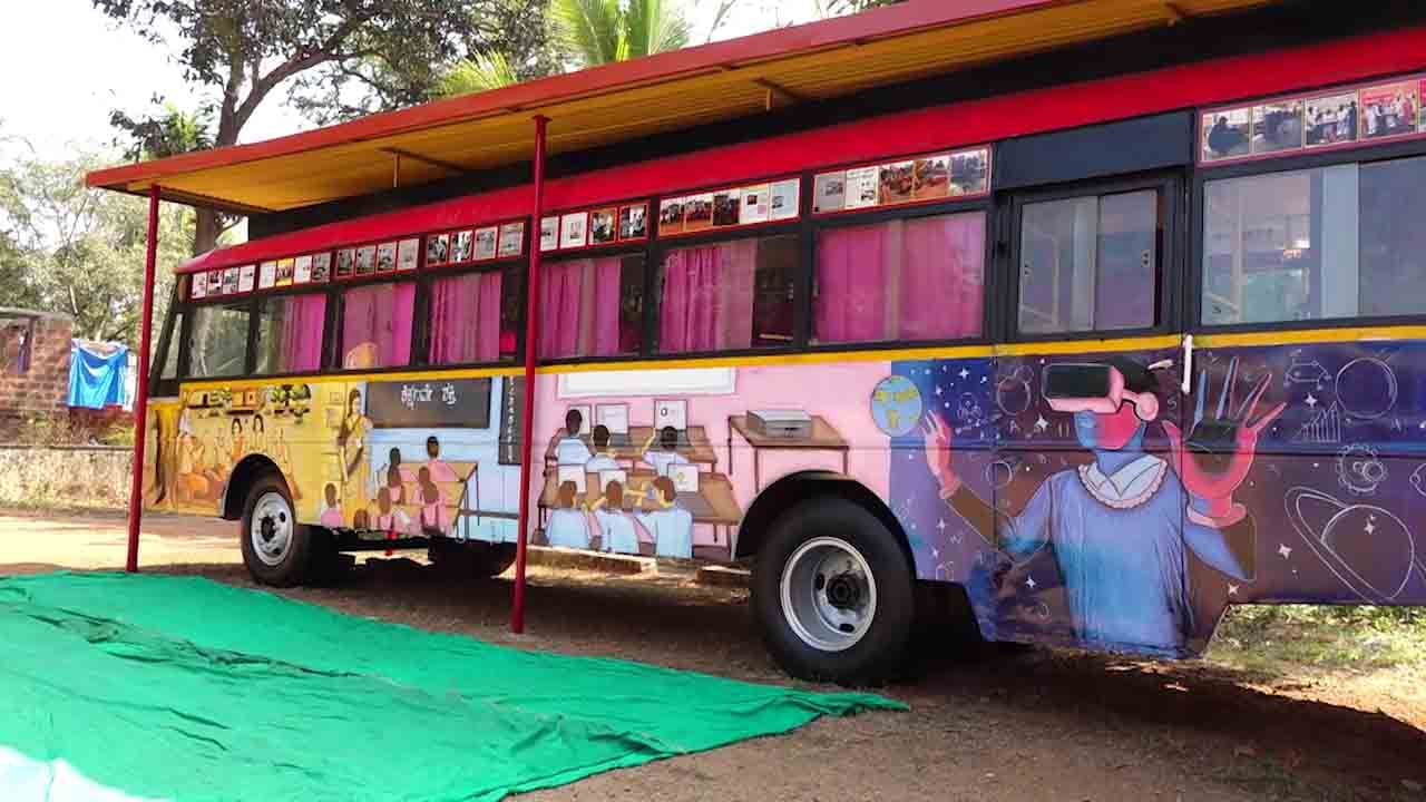 ಸ್ಕ್ರಾಪ್ KSRTC ಬಸ್ ಈಗ ಸರ್ಕಾರಿ ಶಾಲೆಯ ಸ್ಮಾರ್ಟ್ ಕ್ಲಾಸ್; ಬಸ್ನಲ್ಲಿ ವಿದ್ಯಾರ್ಥಿಗಳಿಗೆ ಪಾಠ, ಉಡುಪಿಯಲ್ಲಿ ವಿನೂತನ ಪ್ರಯೋಗ ಸ್ಕ್ರಾಪ್ KSRTC ಬಸ್ ಈಗ ಸರ್ಕಾರಿ ಶಾಲೆಯ ಸ್ಮಾರ್ಟ್ ಕ್ಲಾಸ್; ಬಸ್ನಲ್ಲಿ ವಿದ್ಯಾರ್ಥಿಗಳಿಗೆ ಪಾಠ, ಉಡುಪಿಯಲ್ಲಿ ವಿನೂತನ ಪ್ರಯೋಗ