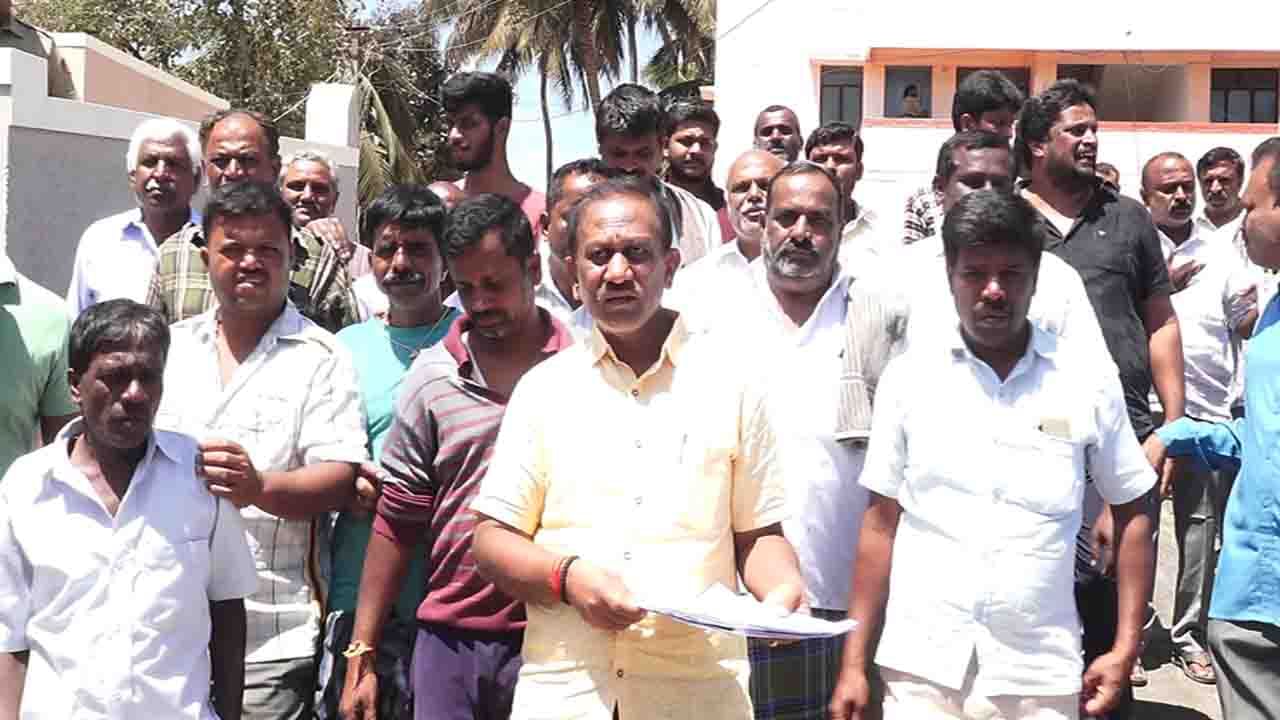 ಶಾಲೆಗೆ ಕಾಂಪೌಂಡ್ ನಿರ್ಮಾಣ ವಿಚಾರಕ್ಕೆ ಮಂಡ್ಯದ ಮಾಜಿ ಹಾಗೂ ಹಾಲಿ ಶಾಸಕರ ನಡುವೆ ಕಿತ್ತಾಟ, ಕರೆ ಮಾಡಿ ಬುದ್ದಿ ಮಾತು ಹೇಳಿದ ಸಿದ್ದರಾಮಯ್ಯ ಶಾಲೆಗೆ ಕಾಂಪೌಂಡ್ ನಿರ್ಮಾಣ ವಿಚಾರಕ್ಕೆ ಮಂಡ್ಯದ ಮಾಜಿ ಹಾಗೂ ಹಾಲಿ ಶಾಸಕರ ನಡುವೆ ಕಿತ್ತಾಟ, ಕರೆ ಮಾಡಿ ಬುದ್ದಿ ಮಾತು ಹೇಳಿದ ಸಿದ್ದರಾಮಯ್ಯ