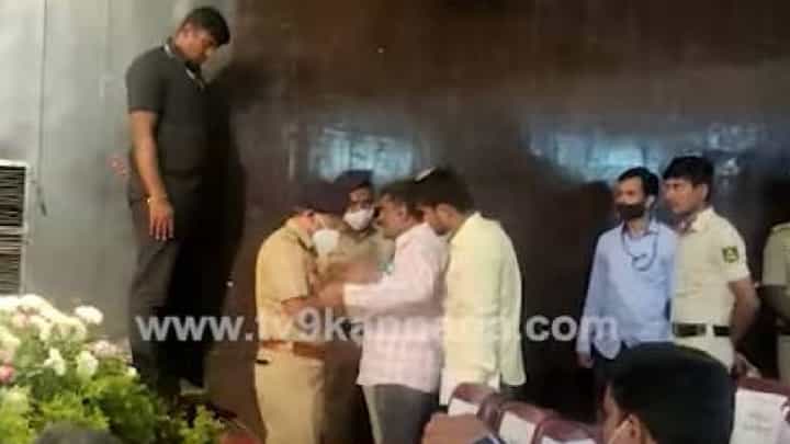 ನಾನು MLC ಅಂದ್ರೂ ಬಿಡದ ಪೊಲೀಸರು! ಅರುಣ್ ಷಹಾಪುರಗೆ ಪೇಚಾಟ ನಾನು MLC ಅಂದ್ರೂ ಬಿಡದ ಪೊಲೀಸರು! ಅರುಣ್ ಷಹಾಪುರಗೆ ಪೇಚಾಟ