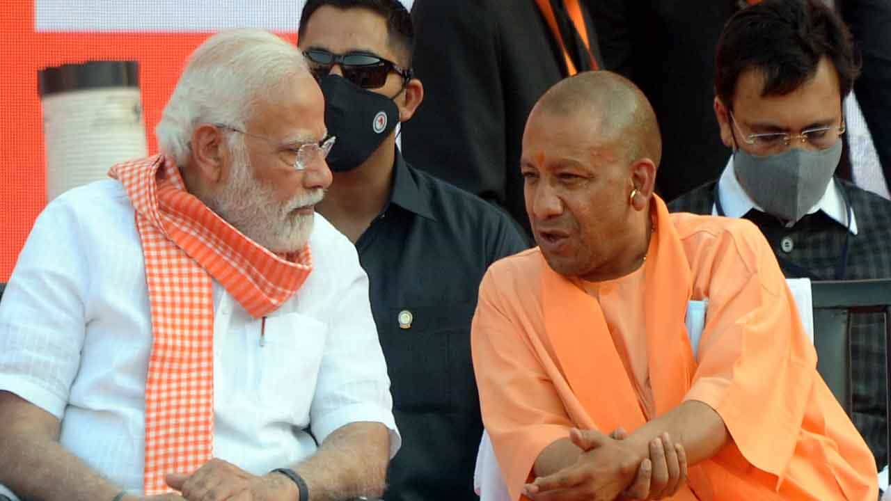 21 ಸಚಿವರನ್ನು ಉಳಿಸಿ 22 ಸಚಿವರನ್ನು ಕೈ ಬಿಟ್ಟ ಯೋಗಿ ಆದಿತ್ಯನಾಥ; ಸಚಿವ ಸಂಪುಟದಲ್ಲಿ 31 ಹೊಸಬರು, ಐವರು ಮಹಿಳೆಯರು 21 ಸಚಿವರನ್ನು ಉಳಿಸಿ 22 ಸಚಿವರನ್ನು ಕೈ ಬಿಟ್ಟ ಯೋಗಿ ಆದಿತ್ಯನಾಥ; ಸಚಿವ ಸಂಪುಟದಲ್ಲಿ 31 ಹೊಸಬರು, ಐವರು ಮಹಿಳೆಯರು
