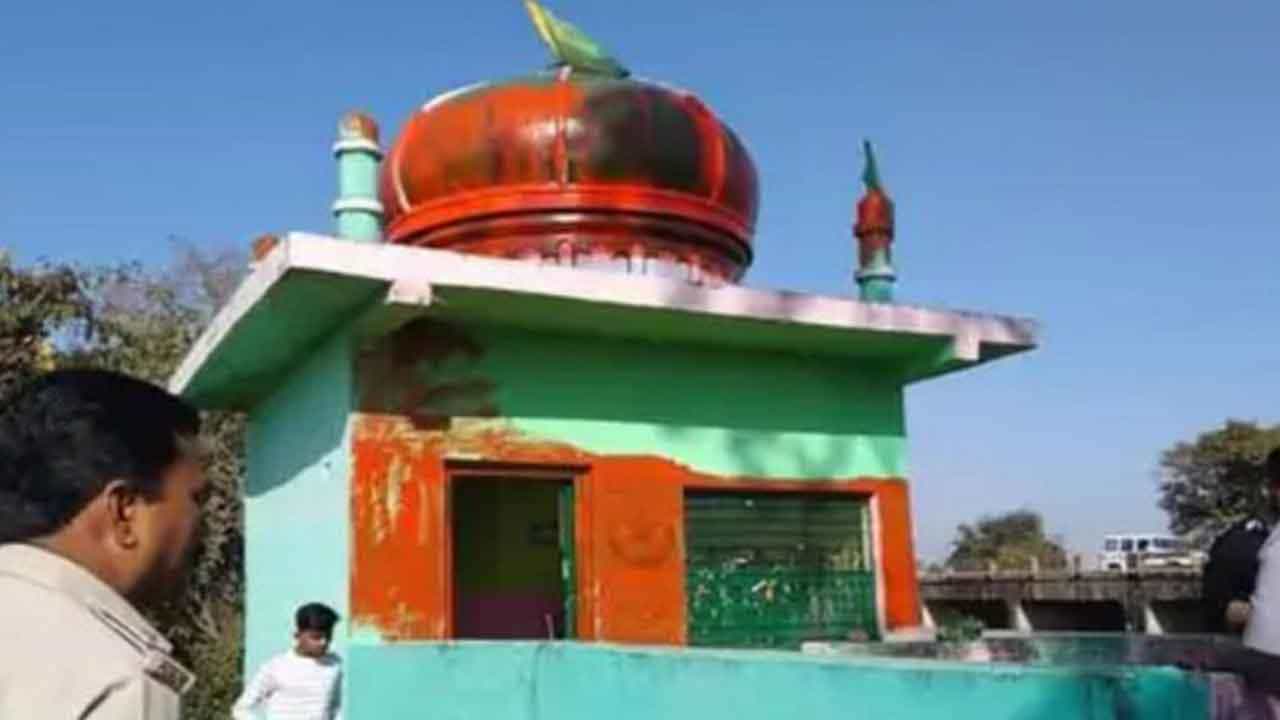 ಮಧ್ಯಪ್ರದೇಶ: ನರ್ಮದಾಪುರಂನಲ್ಲಿ ಮಸೀದಿಗೆ ಕೇಸರಿ ಬಣ್ಣ ಬಳಿದ ದುಷ್ಕರ್ಮಿಗಳು ಮಧ್ಯಪ್ರದೇಶ: ನರ್ಮದಾಪುರಂನಲ್ಲಿ ಮಸೀದಿಗೆ ಕೇಸರಿ ಬಣ್ಣ ಬಳಿದ ದುಷ್ಕರ್ಮಿಗಳು