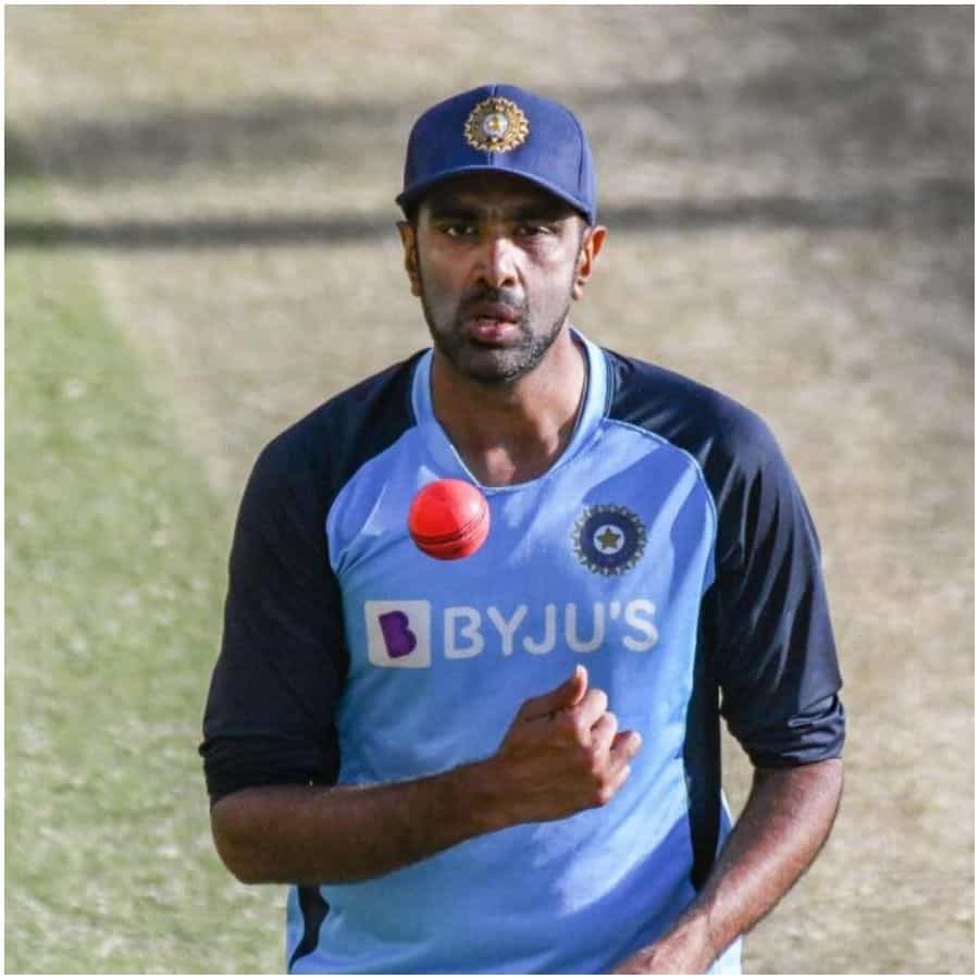 ಮೊಹಾಲಿಯಲ್ಲಿ ಕಪಿಲ್ ದೇವ್ ದಾಖಲೆ ಮುರಿದ ಅಶ್ವಿನ್ ಗುರಿ ಇದೀಗ ಬೆಂಗಳೂರಿನಲ್ಲಿ ಅನಿಲ್ ಕುಂಬ್ಳೆ ದಾಖಲೆ ಮೇಲಿದೆ. ರೋಹಿತ್ ಶರ್ಮಾ ಅವರ 400 ನೇ ಅಂತಾರಾಷ್ಟ್ರೀಯ ಪಂದ್ಯ ಮತ್ತು ಶ್ರೀಲಂಕಾ ತಂಡ ಅಶ್ವಿನ್ಗೆ ಮತ್ತೊಂದು ಅದ್ಭುತ ಸಾಕ್ಷಿಯಾಗಬಹುದು. ಹೇಗೆ ಎಂದು ಈಗ ನೀವು ಯೋಚಿಸುತ್ತಿರಬೇಕು. ಅಶ್ವಿನ್ ಕುಂಬ್ಳೆ ಅವರ ಯಾವ ದಾಖಲೆಯನ್ನು ಅಶ್ವಿನ್ ಮುರಿಯುವ ಸನಿಹದಲ್ಲಿದ್ದಾರೆ ಎಂಬುದನ್ನು ನಾವೀಗ ಹೇಳಲಿದ್ದೇವೆ.