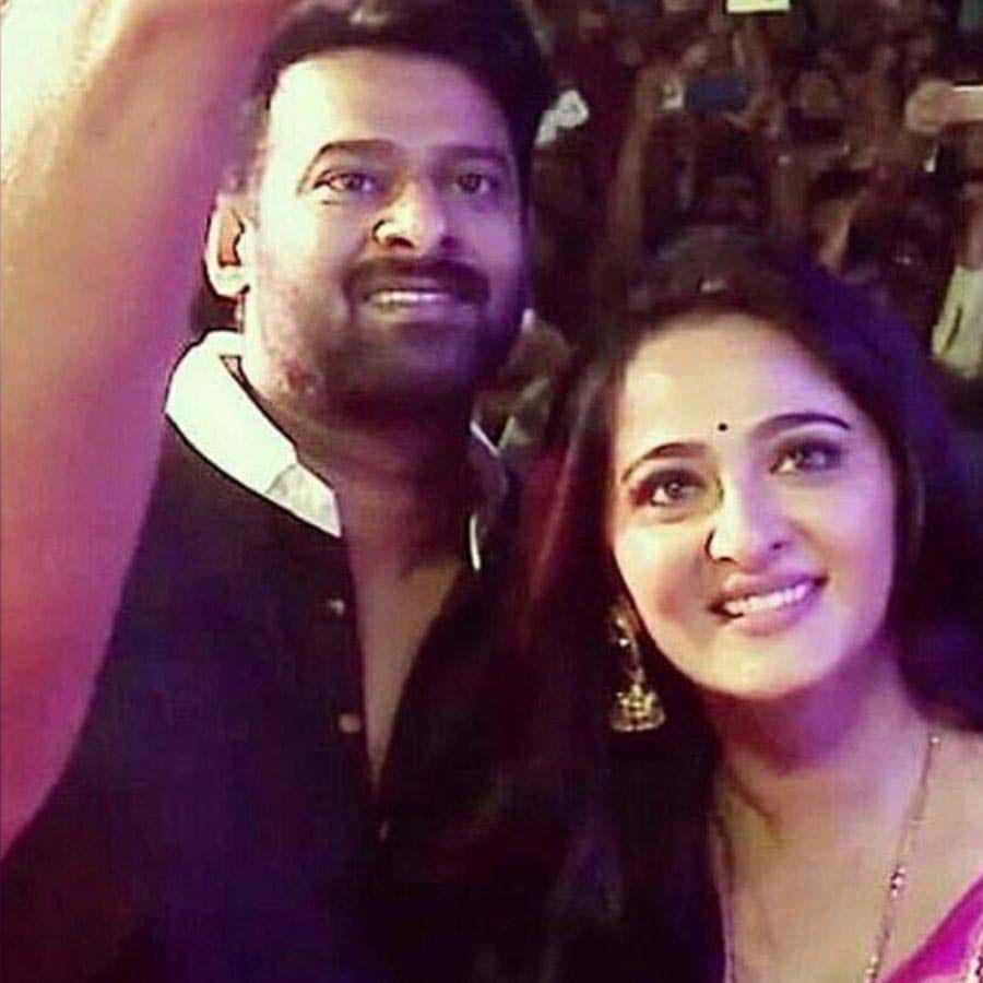 ನಟ ಪ್ರಭಾಸ್ ಅವರ ವಯಸ್ಸು ಈಗ 42. ಅವರು ಪ್ರತಿ ಸಿನಿಮಾಗೆ ಕೋಟಿಕೋಟಿ ರೂಪಾಯಿ ಸಂಭಾವನೆ ಪಡೆಯುತ್ತಾರೆ. ಮೂರು ದೊಡ್ಡ ಪ್ರಾಜೆಕ್ಟ್ಗಳು ಅವರ ಕೈಯಲ್ಲಿವೆ. ಅನೇಕ ಕಡೆಗಳಲ್ಲಿ ಆಸ್ತಿ ಹೊಂದಿದ್ದಾರೆ. ಸಾಕಷ್ಟು ಐಷಾರಾಮಿ ಕಾರುಗಳು ಅವರ ಬಳಿ ಇವೆ. ಆದರೆ, ಈ ವರೆಗೆ ಅವರು ಮದುವೆ ಮಾತ್ರ ಆಗಿಲ್ಲ.