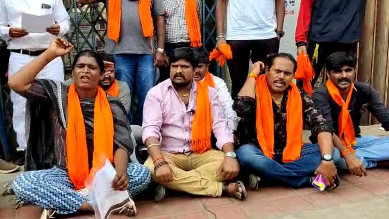 ದೇಗುಲದ ಪಕ್ಕದಲ್ಲಿನ ಚಪ್ಪಲಿ ಅಂಗಡಿ ತೆರವಿಗೆ ಆಗ್ರಹ; ಬೆಂಗಳೂರಿನಲ್ಲಿ ಹಿಂದೂ ಕಾರ್ಯಕರ್ತರಿಂದ ಪ್ರತಿಭಟನೆ ದೇಗುಲದ ಪಕ್ಕದಲ್ಲಿನ ಚಪ್ಪಲಿ ಅಂಗಡಿ ತೆರವಿಗೆ ಆಗ್ರಹ; ಬೆಂಗಳೂರಿನಲ್ಲಿ ಹಿಂದೂ ಕಾರ್ಯಕರ್ತರಿಂದ ಪ್ರತಿಭಟನೆ