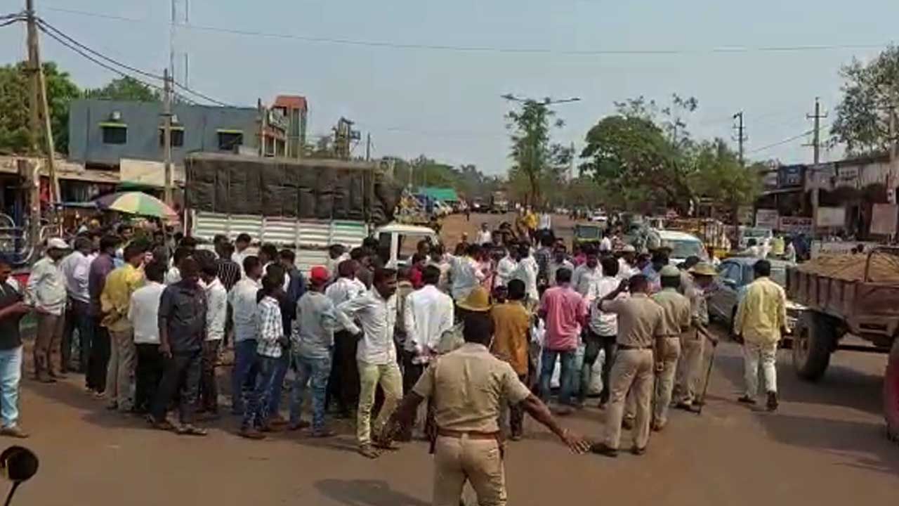 ಬೀದರ್ನಲ್ಲಿ ಸಿಂಧುತ್ವ ಪ್ರಮಾಣಪತ್ರ ಸಿಗದಿದ್ದಕ್ಕೆ ಚಾಲಕ ಆತ್ಮಹತ್ಯೆ! ತಹಶೀಲ್ದಾರ್ ಕಚೇರಿ ಮುಂದೆ ಶವವಿಟ್ಟು ಸಂಬಂಧಿಕರಿಂದ ಧರಣಿಗೆ ಯತ್ನ ಬೀದರ್ನಲ್ಲಿ ಸಿಂಧುತ್ವ ಪ್ರಮಾಣಪತ್ರ ಸಿಗದಿದ್ದಕ್ಕೆ ಚಾಲಕ ಆತ್ಮಹತ್ಯೆ! ತಹಶೀಲ್ದಾರ್ ಕಚೇರಿ ಮುಂದೆ ಶವವಿಟ್ಟು ಸಂಬಂಧಿಕರಿಂದ ಧರಣಿಗೆ ಯತ್ನ