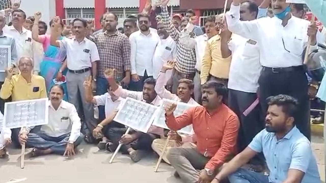 ದೇಶದಾದ್ಯಂತ ಸರ್ಕಾರಿ ನೌಕರರ ಪ್ರತಿಭಟನೆ; ಮುಷ್ಕರಕ್ಕೆ ಅಖಿಲ ಭಾರತ ಗ್ರಾಮೀಣ ಅಂಚೆ ಸೇವಕರ ಸಂಘದಿಂದ ಬೆಂಬಲ ದೇಶದಾದ್ಯಂತ ಸರ್ಕಾರಿ ನೌಕರರ ಪ್ರತಿಭಟನೆ; ಮುಷ್ಕರಕ್ಕೆ ಅಖಿಲ ಭಾರತ ಗ್ರಾಮೀಣ ಅಂಚೆ ಸೇವಕರ ಸಂಘದಿಂದ ಬೆಂಬಲ