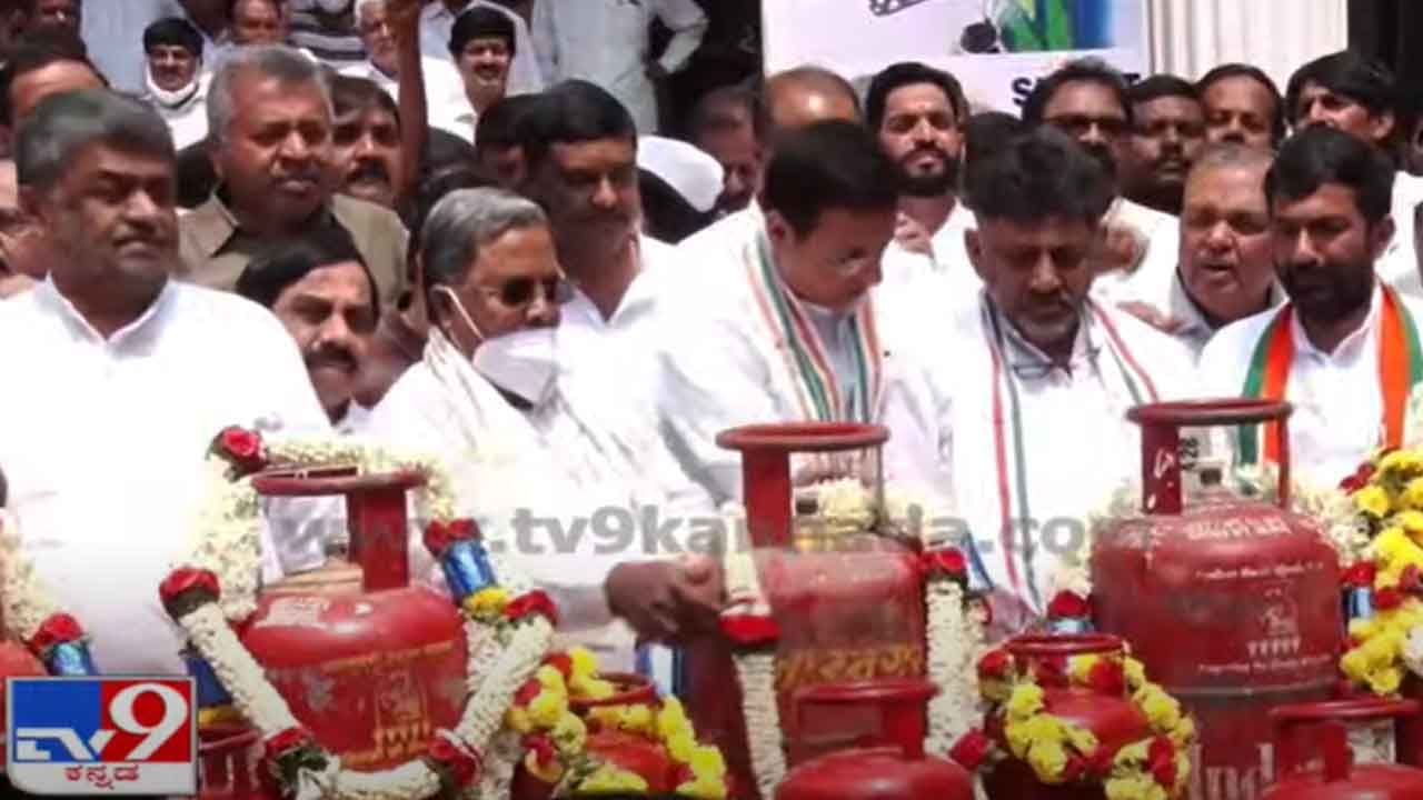 ಬೆಲೆ ಏರಿಕೆ ಖಂಡಿಸಿ ಕಾಂಗ್ರೆಸ್ ನಾಯಕರಿಂದ ಪ್ರತಿಭಟನೆ; ಸಿಲಿಂಡರ್, ಬೈಕ್ಗಳಿಗೆ ಹೂವಿನ ಹಾರ ಹಾಕಿ ಧರಣಿ