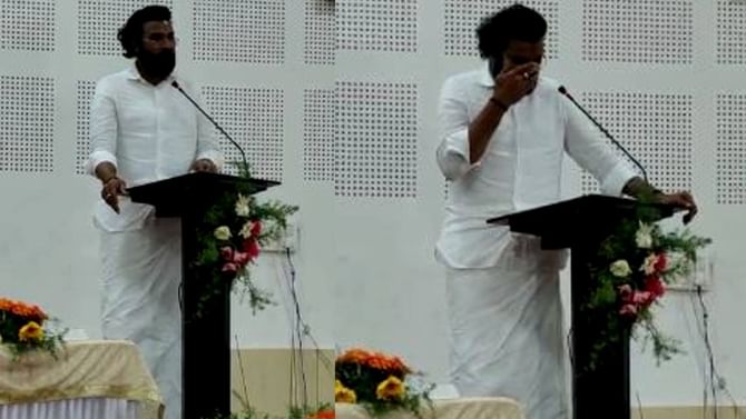 ವಿದ್ಯಾರ್ಥಿಗಳಿಗೆ ಲ್ಯಾಪ್ಟಾಪ್ ವಿತರಣೆ ವೇಳೆ ಭಾವುಕರಾಗಿ ಅರ್ಧಕ್ಕೆ ಭಾಷಣ ಮೊಟಕುಗೊಳಿಸಿದ ಸಾರಿಗೆ ಸಚಿವ ಶ್ರೀರಾಮುಲು ವಿದ್ಯಾರ್ಥಿಗಳಿಗೆ ಲ್ಯಾಪ್ಟಾಪ್ ವಿತರಣೆ ವೇಳೆ ಭಾವುಕರಾಗಿ ಅರ್ಧಕ್ಕೆ ಭಾಷಣ ಮೊಟಕುಗೊಳಿಸಿದ ಸಾರಿಗೆ ಸಚಿವ ಶ್ರೀರಾಮುಲು