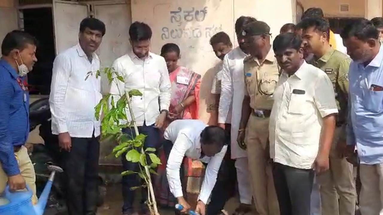 ಪರೀಕ್ಷಾ ಕೇಂದ್ರದಲ್ಲಿ ನಿಯಮ ಉಲ್ಲಂಘಿಸಿದ ಯಾದಗಿರಿ ಶಾಸಕರ ಪುತ್ರ; ಹುಟ್ಟುಹಬ್ಬ ಹಿನ್ನೆಲೆ ಗಿಡ ನೆಟ್ಟ ಮಹೇಶರೆಡ್ಡಿ ಮುದ್ನಾಳ್