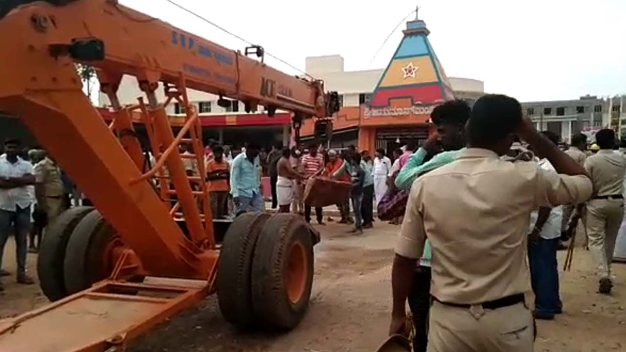 ಚಿತ್ರದುರ್ಗ: ಪೊಲೀಸ್ ಬಂದೋಬಸ್ತ್​ನಲ್ಲಿ ವೀರಾಂಜನೇಯ ದೇಗುಲ ತೆರವುಗೊಳಿಸಿದ ಪುರಸಭೆ ಅಧಿಕಾರಿಗಳು