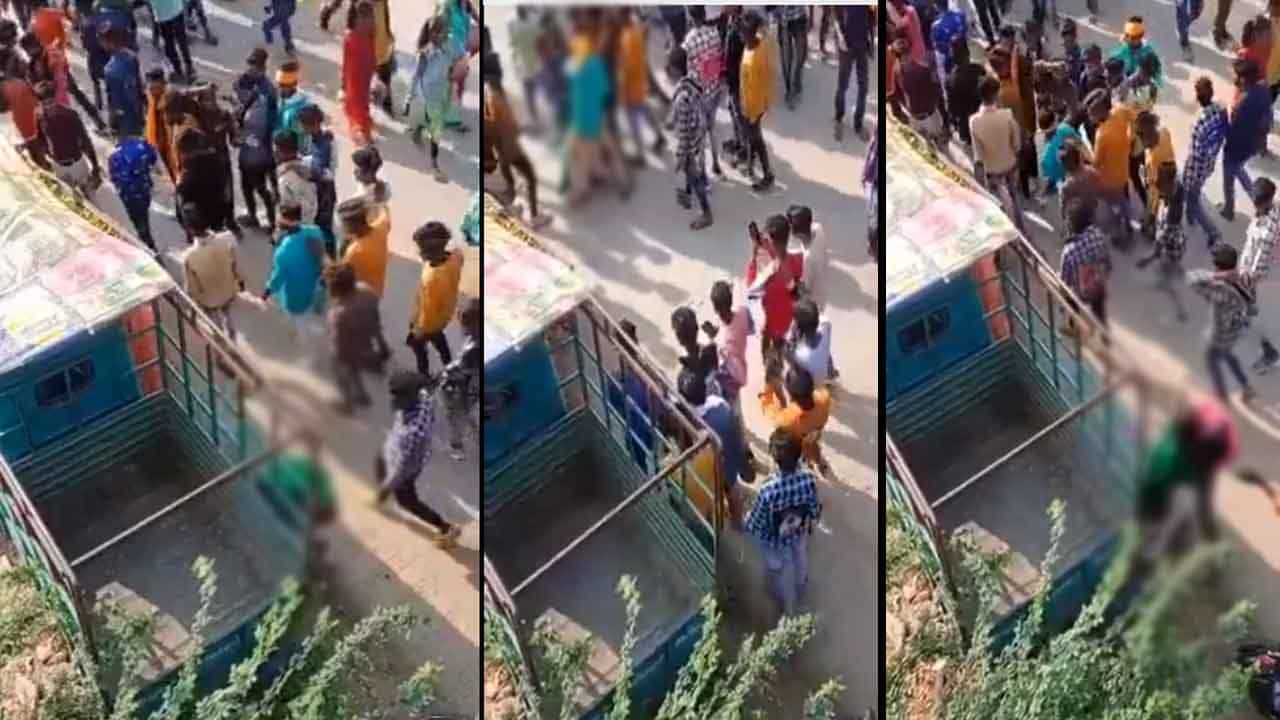ಮಧ್ಯಪ್ರದೇಶ: ಬುಡಕಟ್ಟು ಜನರ ಹಬ್ಬದ ವೇಳೆ ಮಹಿಳೆ ಜತೆ ಅನುಚಿತವಾಗಿ ವರ್ತಿಸಿದ ಪುರುಷರ ಗುಂಪು; ವಿಡಿಯೊ ವೈರಲ್ ಮಧ್ಯಪ್ರದೇಶ: ಬುಡಕಟ್ಟು ಜನರ ಹಬ್ಬದ ವೇಳೆ ಮಹಿಳೆ ಜತೆ ಅನುಚಿತವಾಗಿ ವರ್ತಿಸಿದ ಪುರುಷರ ಗುಂಪು; ವಿಡಿಯೊ ವೈರಲ್