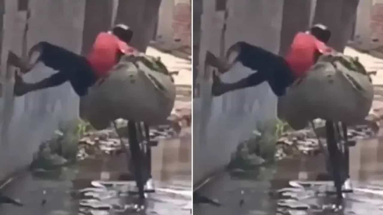 Viral Video: ಕೆಸರು ತುಂಬಿದ ರಸ್ತೆಯನ್ನು ಯುವಕ ದಾಟಿದ್ದು ಹೇಗೆ ಗೊತ್ತಾ? ಇಲ್ಲಿದೆ ವೈರಲ್ ವಿಡಿಯೋ Viral Video: ಕೆಸರು ತುಂಬಿದ ರಸ್ತೆಯನ್ನು ಯುವಕ ದಾಟಿದ್ದು ಹೇಗೆ ಗೊತ್ತಾ? ಇಲ್ಲಿದೆ ವೈರಲ್ ವಿಡಿಯೋ