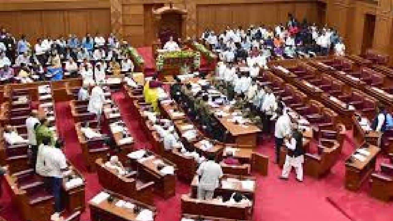ಕಲಾಪ ಆರಂಭಗೊಂಡರು ಬಾರದ ಸಭಾ ನಾಯಕರು; ಸಚಿವರೆಲ್ಲ ರಾಜೀನಾಮೆ ಕೊಟ್ಟರಾ ಎಂದ ಹರಿಪ್ರಸಾದ್ ಕಲಾಪ ಆರಂಭಗೊಂಡರು ಬಾರದ ಸಭಾ ನಾಯಕರು; ಸಚಿವರೆಲ್ಲ ರಾಜೀನಾಮೆ ಕೊಟ್ಟರಾ ಎಂದ ಹರಿಪ್ರಸಾದ್