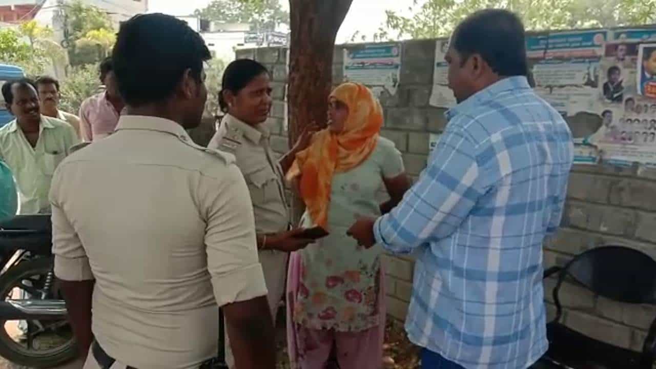 ಜಿಲ್ಲಾಡಳಿತ ಮೂಲಸೌಕರ್ಯ ನೀಡದ ಆರೋಪ; ಚರಂಡಿಯಲ್ಲಿದ್ದ ಕಸ ಸುರಿದುಕೊಂಡು ಪ್ರತಿಭಟನೆಗೆ ಯತ್ನಿಸಿದ ಸಫಾಯಿ ಕರ್ಮಚಾರಿ ಜಿಲ್ಲಾಡಳಿತ ಮೂಲಸೌಕರ್ಯ ನೀಡದ ಆರೋಪ; ಚರಂಡಿಯಲ್ಲಿದ್ದ ಕಸ ಸುರಿದುಕೊಂಡು ಪ್ರತಿಭಟನೆಗೆ ಯತ್ನಿಸಿದ ಸಫಾಯಿ ಕರ್ಮಚಾರಿ