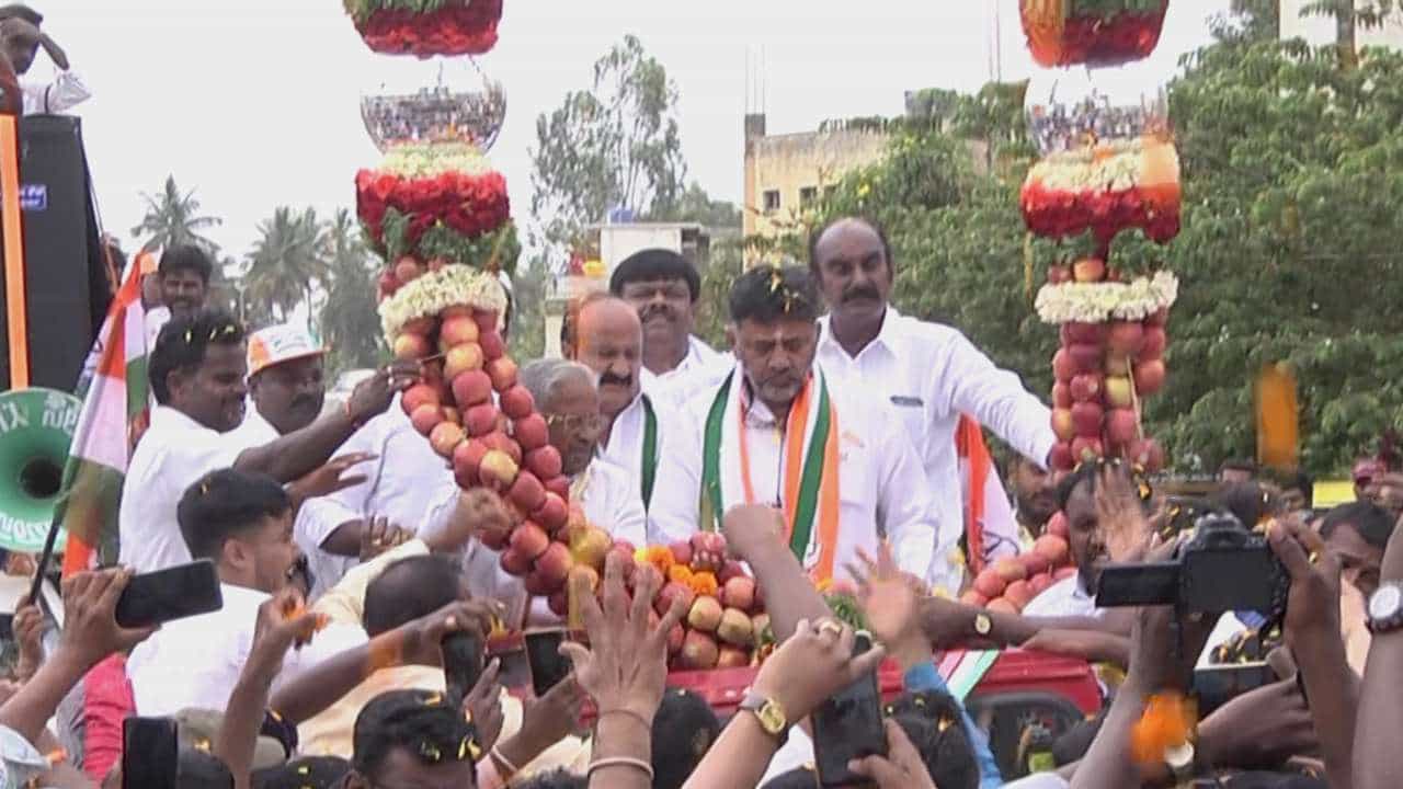 ಬೆಂಗಳೂರಲ್ಲಿ ನೀರು ಟ್ಯಾಂಕರ್ ಮಾಫಿಯಾ ಇದೆ, ಆದಷ್ಟು ಬೇಗ ಮೇಕೆದಾಟು ಯೋಜನೆ ತನ್ನೀ: ಶಿಡ್ಲಘಟ್ಟದಲ್ಲಿ ಡಿಕೆ ಶಿವಕುಮಾರ್ ಮನವಿ! ಬೆಂಗಳೂರಲ್ಲಿ ನೀರು ಟ್ಯಾಂಕರ್ ಮಾಫಿಯಾ ಇದೆ, ಆದಷ್ಟು ಬೇಗ ಮೇಕೆದಾಟು ಯೋಜನೆ ತನ್ನೀ: ಶಿಡ್ಲಘಟ್ಟದಲ್ಲಿ ಡಿಕೆ ಶಿವಕುಮಾರ್ ಮನವಿ!