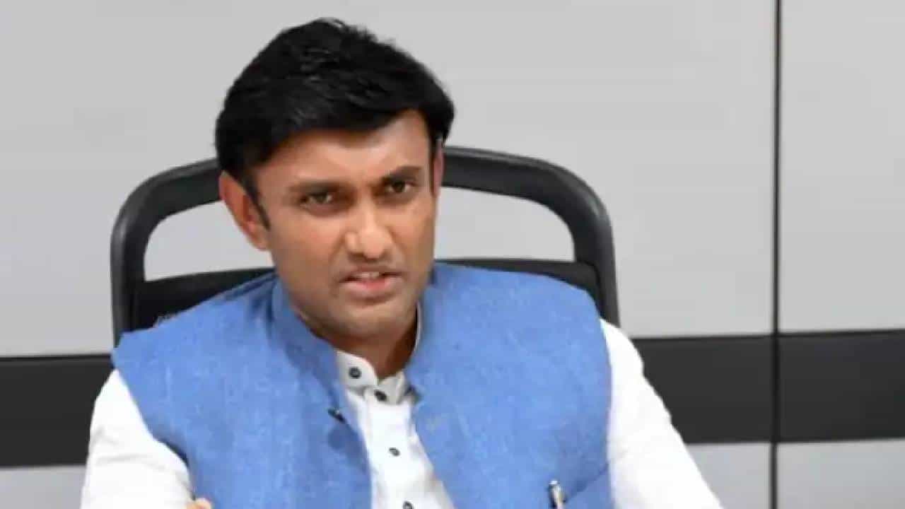 ಸರ್ಕಾರಿ ವೈದ್ಯರು ಖಾಸಗಿ ಕಂಪನಿ ಔಷಧಿ ಬರೆದರೆ ಕ್ರಮ; ಆರೋಗ್ಯ ಸಚಿವ ಡಾ ಸುಧಾಕರ್ ಸರ್ಕಾರಿ ವೈದ್ಯರು ಖಾಸಗಿ ಕಂಪನಿ ಔಷಧಿ ಬರೆದರೆ ಕ್ರಮ; ಆರೋಗ್ಯ ಸಚಿವ ಡಾ ಸುಧಾಕರ್