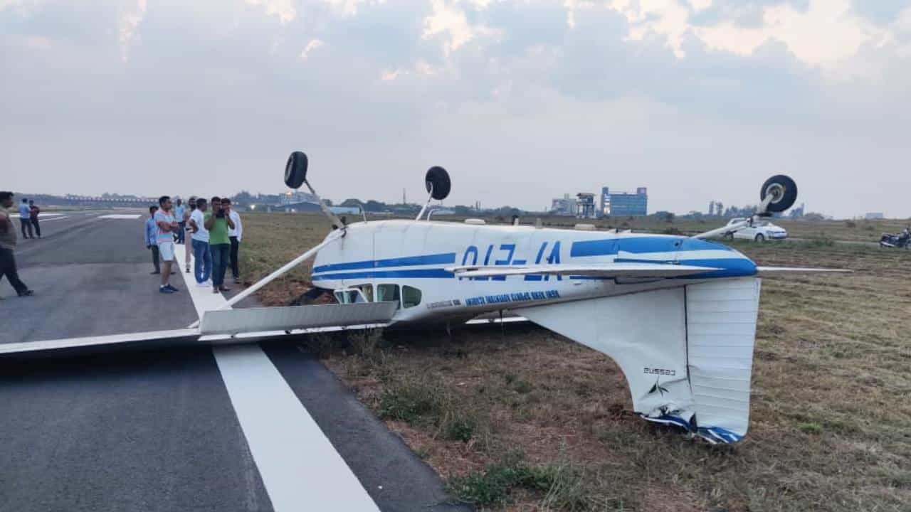 ಬೆಂಗಳೂರು: ಲ್ಯಾಂಡಿಂಗ್ ವೇಳೆ ರನ್ವೇನಲ್ಲಿ ಅಡ್ಡಬಂದ ನಾಯಿ; ಖಾಲಿ ಜಾಗಕ್ಕೆ ನುಗ್ಗಿ ಪಲ್ಟಿಯಾದ ಏರ್ಕ್ರಾಫ್ಟ್ ಬೆಂಗಳೂರು: ಲ್ಯಾಂಡಿಂಗ್ ವೇಳೆ ರನ್ವೇನಲ್ಲಿ ಅಡ್ಡಬಂದ ನಾಯಿ; ಖಾಲಿ ಜಾಗಕ್ಕೆ ನುಗ್ಗಿ ಪಲ್ಟಿಯಾದ ಏರ್ಕ್ರಾಫ್ಟ್
