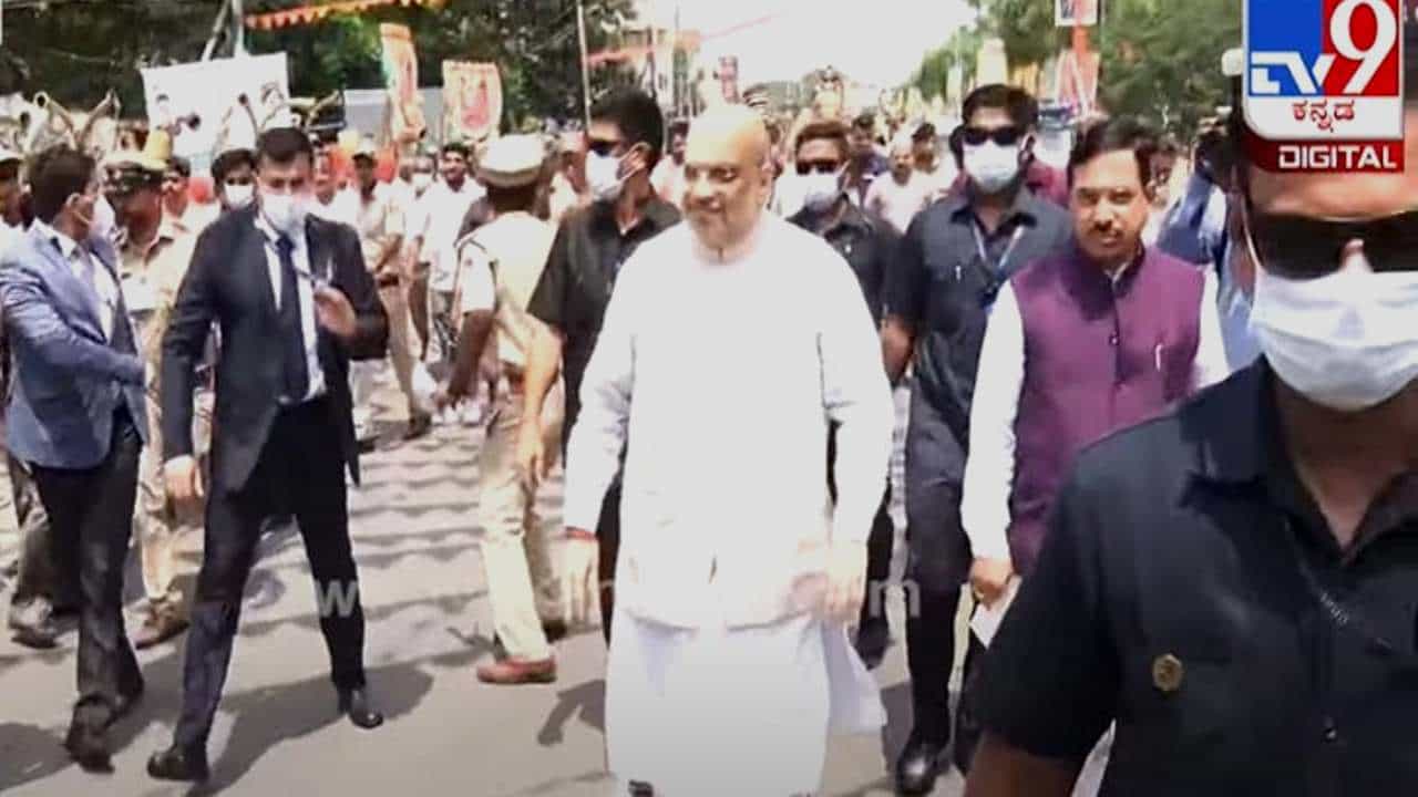 ಡಾ. ಶಿವಕುಮಾರ ಸ್ವಾಮೀಜಿ ಜಯಂತೋತ್ಸವ: ಮಠಕ್ಕೆ ಆಗಮಿಸಿ, ಸ್ವಾಮೀಜಿ ಗದ್ದುಗೆಗೆ ಪೂಜೆ ಸಲ್ಲಿಸಿದ ಅಮಿತ್ ಶಾ ಡಾ. ಶಿವಕುಮಾರ ಸ್ವಾಮೀಜಿ ಜಯಂತೋತ್ಸವ: ಮಠಕ್ಕೆ ಆಗಮಿಸಿ, ಸ್ವಾಮೀಜಿ ಗದ್ದುಗೆಗೆ ಪೂಜೆ ಸಲ್ಲಿಸಿದ ಅಮಿತ್ ಶಾ
