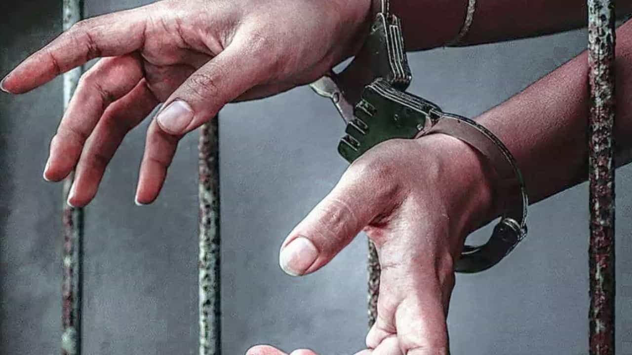 Murder: ಟೀಚರ್ ಜೊತೆ ಅಕ್ರಮ ಸಂಬಂಧ; ಭಯದಿಂದ ಶಿಕ್ಷಕಿಯನ್ನೇ ಕೊಂದ ಪಿಯುಸಿ ವಿದ್ಯಾರ್ಥಿ Murder: ಟೀಚರ್ ಜೊತೆ ಅಕ್ರಮ ಸಂಬಂಧ; ಭಯದಿಂದ ಶಿಕ್ಷಕಿಯನ್ನೇ ಕೊಂದ ಪಿಯುಸಿ ವಿದ್ಯಾರ್ಥಿ