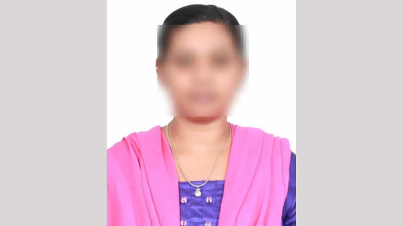 ಸಹಾಯಕ ಪ್ರಾಧ್ಯಾಪಕರ ಪರೀಕ್ಷೆ ಪೇಪರ್ ಸೋರಿಕೆ ಪ್ರಕರಣ; ಮೈಸೂರಿನಲ್ಲಿ ಆರೋಪಿ ಸೌಮ್ಯಾ ಅರೆಸ್ಟ್ ಸಹಾಯಕ ಪ್ರಾಧ್ಯಾಪಕರ ಪರೀಕ್ಷೆ ಪೇಪರ್ ಸೋರಿಕೆ ಪ್ರಕರಣ; ಮೈಸೂರಿನಲ್ಲಿ ಆರೋಪಿ ಸೌಮ್ಯಾ ಅರೆಸ್ಟ್