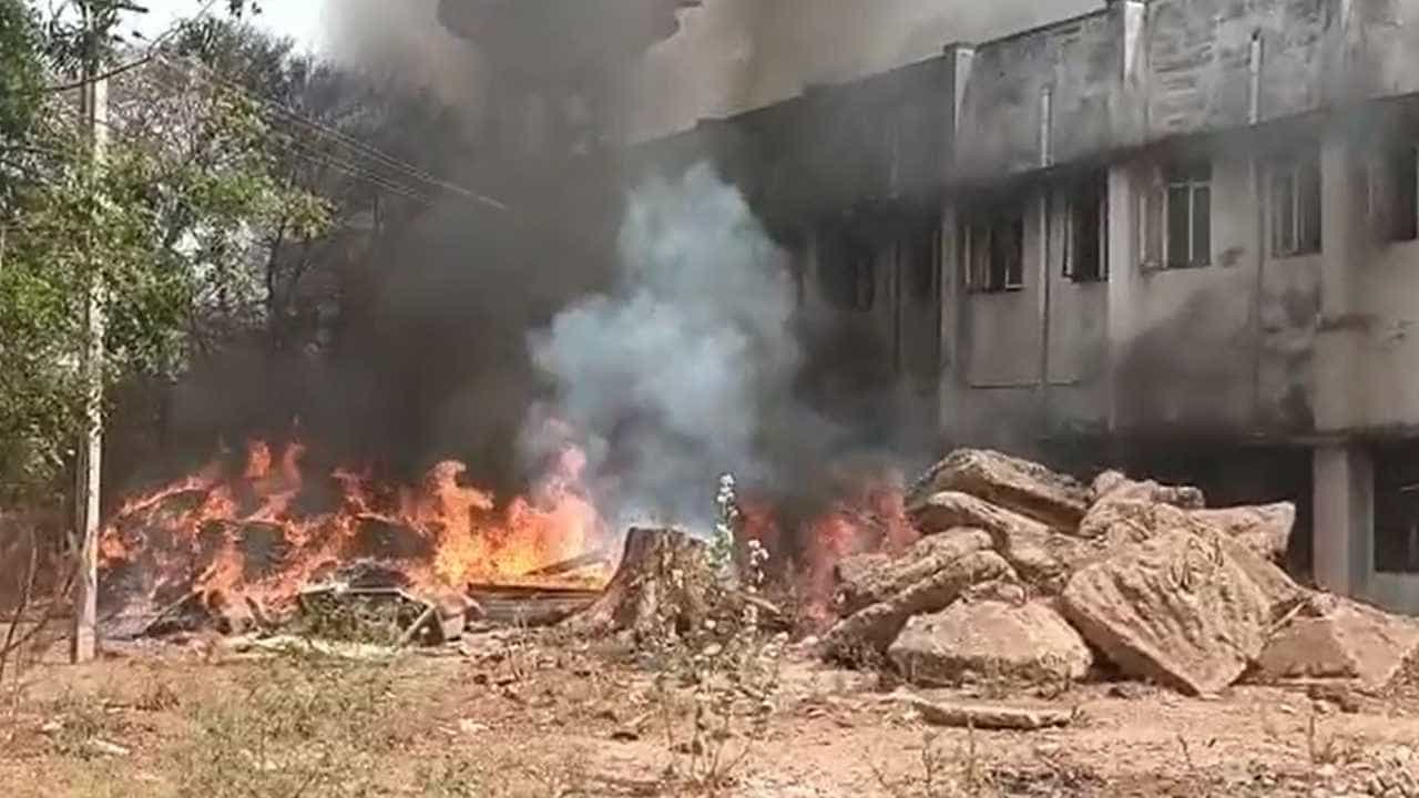 ಅನುಪಯುಕ್ತ ಬೆಡ್ಶೀಟ್ಗೆ ಬೆಂಕಿ ಹಚ್ಚಿ ಆಸ್ಪತ್ರೆ ವಾರ್ಡ್ ತುಂಬೆಲ್ಲಾ ಹೊಗೆ; ಬ್ರಿಮ್ಸ್ ಸಿಬ್ಬಂದಿ ಎಡವಟ್ಟಿಗೆ ರೋಗಿಗಳು ಹೈರಾಣು ಅನುಪಯುಕ್ತ ಬೆಡ್ಶೀಟ್ಗೆ ಬೆಂಕಿ ಹಚ್ಚಿ ಆಸ್ಪತ್ರೆ ವಾರ್ಡ್ ತುಂಬೆಲ್ಲಾ ಹೊಗೆ; ಬ್ರಿಮ್ಸ್ ಸಿಬ್ಬಂದಿ ಎಡವಟ್ಟಿಗೆ ರೋಗಿಗಳು ಹೈರಾಣು