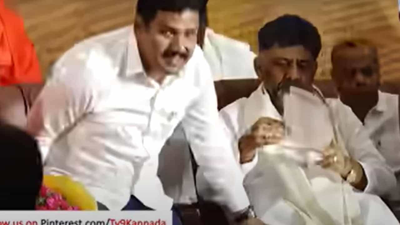 ವಿಜಯೇಂದ್ರ ಮತ್ತು ಶಿವಕುಮಾರ ನಡುವಿನ ಆತ್ಮೀಯತೆ ಮುರಘಾ ಶ್ರೀಗಳ ಜನ್ಮದಿನಾಚರಣೆ ಸಂದರ್ಭದಲ್ಲಿ ಗೊತ್ತಾಯಿತು ವಿಜಯೇಂದ್ರ ಮತ್ತು ಶಿವಕುಮಾರ ನಡುವಿನ ಆತ್ಮೀಯತೆ ಮುರಘಾ ಶ್ರೀಗಳ ಜನ್ಮದಿನಾಚರಣೆ ಸಂದರ್ಭದಲ್ಲಿ ಗೊತ್ತಾಯಿತು
