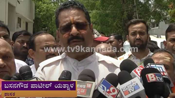 ಮುಗ್ಧ ಹಿಂದೂಗಳು ಸಾಯುತ್ತಿದ್ದರೆ ಮುಸಲ್ಮಾನರ ಮನೇಲಿ ಬಿರಿಯಾನಿ ತಿನ್ನುವ ನಾಯಕರು ನಮ್ಮ ಪಕ್ಷದಲ್ಲಿದ್ದಾರೆ: ಬಸನಗೌಡ ಯತ್ನಾಳ್ ಮುಗ್ಧ ಹಿಂದೂಗಳು ಸಾಯುತ್ತಿದ್ದರೆ ಮುಸಲ್ಮಾನರ ಮನೇಲಿ ಬಿರಿಯಾನಿ ತಿನ್ನುವ ನಾಯಕರು ನಮ್ಮ ಪಕ್ಷದಲ್ಲಿದ್ದಾರೆ: ಬಸನಗೌಡ ಯತ್ನಾಳ್