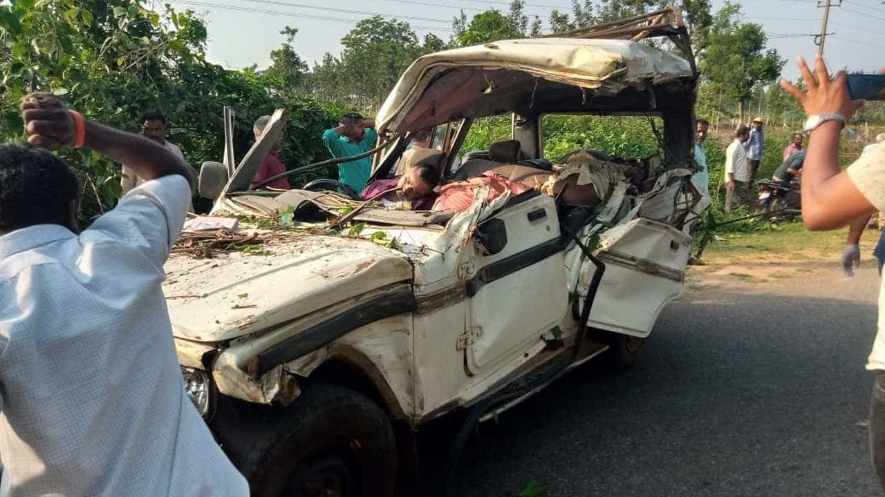 ಹುಣಸೂರು: ಮದುವೆ ಮುಗಿಸಿ ಬರುತ್ತಿದ್ದ ಬೊಲೆರೋ ವಾಹನ ಮರಕ್ಕೆ ಡಿಕ್ಕಿ - 6 ಮಂದಿ ಸ್ಥಳದಲ್ಲೇ ಸಾವು ಹುಣಸೂರು: ಮದುವೆ ಮುಗಿಸಿ ಬರುತ್ತಿದ್ದ ಬೊಲೆರೋ ವಾಹನ ಮರಕ್ಕೆ ಡಿಕ್ಕಿ - 6 ಮಂದಿ ಸ್ಥಳದಲ್ಲೇ ಸಾವು