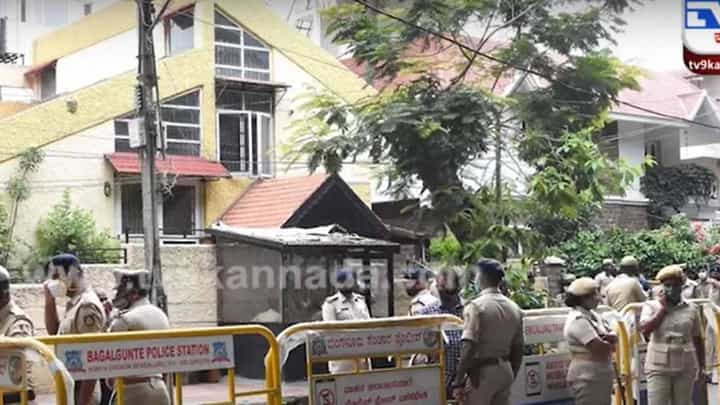 ಕೊಳಕು ಯೂನಿಫಾರ್ಮ್ ಧರಿಸಿ ಶೇವ್ ಮಾಡದೆ ಕೆಲಸಕ್ಕೆ ಹಾಜರಾಗುತ್ತಿದ್ದ ಪೇದೆ ವಿರುದ್ಧ ಶಿಸ್ತಿನ ಕ್ರಮಕ್ಕೆ ಶಿಫಾರಸ್ಸು ಕೊಳಕು ಯೂನಿಫಾರ್ಮ್ ಧರಿಸಿ ಶೇವ್ ಮಾಡದೆ ಕೆಲಸಕ್ಕೆ ಹಾಜರಾಗುತ್ತಿದ್ದ ಪೇದೆ ವಿರುದ್ಧ ಶಿಸ್ತಿನ ಕ್ರಮಕ್ಕೆ ಶಿಫಾರಸ್ಸು