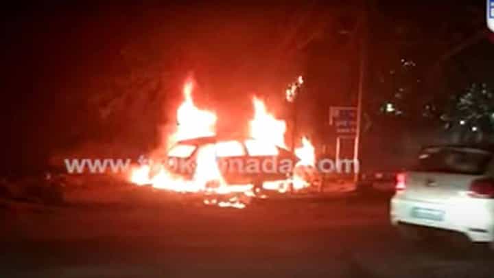 ಬೆಂಗಳೂರಿನ ಕ್ವೀನ್ಸ್ ರಸ್ತೆಯಲ್ಲಿ ಪಾರ್ಕ್ ಆಗಿದ್ದ ಕಾರೊಂದು ಹೊತ್ತಿ ಉರಿಯಿತು, ದುಷ್ಕರ್ಮಿಗಳ ಕೈವಾಡ ಶಂಕೆ ಬೆಂಗಳೂರಿನ ಕ್ವೀನ್ಸ್ ರಸ್ತೆಯಲ್ಲಿ ಪಾರ್ಕ್ ಆಗಿದ್ದ ಕಾರೊಂದು ಹೊತ್ತಿ ಉರಿಯಿತು, ದುಷ್ಕರ್ಮಿಗಳ ಕೈವಾಡ ಶಂಕೆ