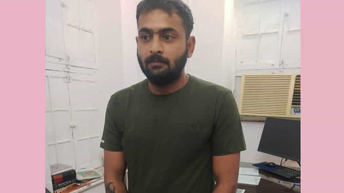 ಹೆಂಡತಿಯನ್ನು ಚೆನ್ನಾಗಿ ನೋಡಿಕೊಳ್ಳಬೇಕು ಅಂತ ಫ್ಲೈಟ್​ನಲ್ಲಿ ಬಂದು ಬೆಂಗಳೂರಿನಲ್ಲಿ ಸರ ಕದಿಯುತ್ತಿದ್ದ ಆರೋಪಿ ಅರೆಸ್ಟ್!