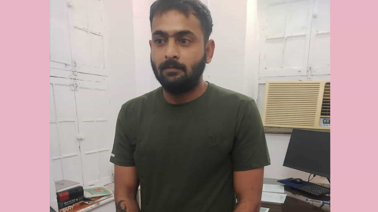 ಹೆಂಡತಿಯನ್ನು ಚೆನ್ನಾಗಿ ನೋಡಿಕೊಳ್ಳಬೇಕು ಅಂತ ಫ್ಲೈಟ್ನಲ್ಲಿ ಬಂದು ಬೆಂಗಳೂರಿನಲ್ಲಿ ಸರ ಕದಿಯುತ್ತಿದ್ದ ಆರೋಪಿ ಅರೆಸ್ಟ್! ಹೆಂಡತಿಯನ್ನು ಚೆನ್ನಾಗಿ ನೋಡಿಕೊಳ್ಳಬೇಕು ಅಂತ ಫ್ಲೈಟ್ನಲ್ಲಿ ಬಂದು ಬೆಂಗಳೂರಿನಲ್ಲಿ ಸರ ಕದಿಯುತ್ತಿದ್ದ ಆರೋಪಿ ಅರೆಸ್ಟ್!
