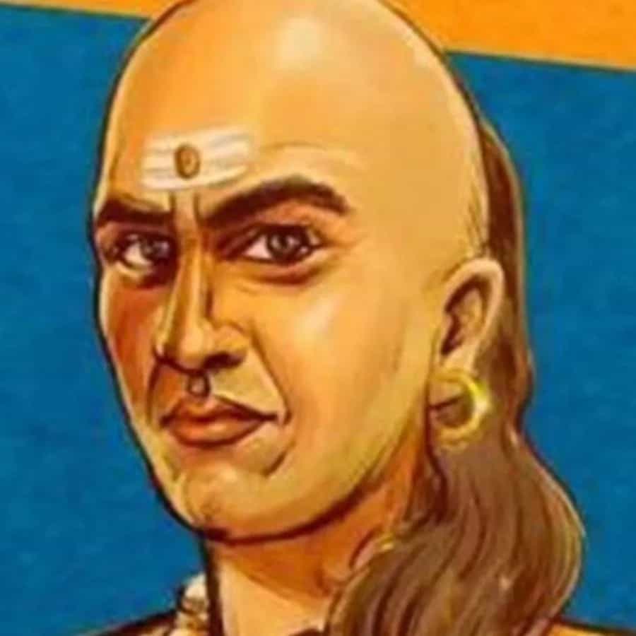 ಆಚಾರ್ಯ ಚಾಣಕ್ಯರ ಪ್ರಕಾರ ಒಬ್ಬ ವ್ಯಕ್ತಿಯು ಜೀವನದಲ್ಲಿ ಇಂತಹ ಅನೇಕ ತಪ್ಪುಗಳನ್ನು ಮಾಡುತ್ತಾನೆ. ತಪ್ಪು ಮಾಡಿ ಬಳಿಕ ವಿಷಾದಿಸುತ್ತಾನೆ. ಹಾಗಾಗಿ ಈ ಬಗ್ಗೆ ಮುಂಚಿತವಾಗಿ ಯೋಚಿಸುವುದು, ಚಿಂತಿಸಿ ಕಾರ್ಯೋನ್ಮುಖರಾಗುವುದು ಮುಖ್ಯ. ವ್ಯಕ್ತಿಯು ಎಲ್ಲರೊಂದಿಗೂ ಉತ್ತಮ ಸಂಬಂಧವನ್ನು ಹೊಂದಿರುವುದು ಅವಶ್ಯಕ. ಆದರೆ, ಒಬ್ಬ ವ್ಯಕ್ತಿಯು ಈ ನಾಲ್ಕು ಜನರೊಂದಿಗೆ ವಾದ, ವಿವಾದ ಮಾಡಿಕೊಳ್ಳಬಾರದು ಎಂದು ಚಾಣಕ್ಯ ಹೇಳಿದ್ದಾನೆ. ಆ ಬಗ್ಗೆ ತಿಳಿಯೋಣ ಬನ್ನಿ.