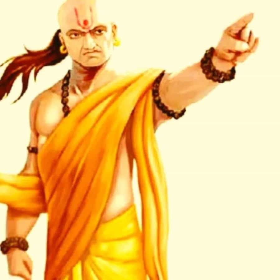 ಅದು ಯಾರೇ ಆಗಲಿ, ತಮ್ಮ ಮಗುವಿನಿಂದ ಯಶಸ್ಸನ್ನು ನಿರೀಕ್ಷಿಸುವುದು ತಪ್ಪಲ್ಲ. ಆದರೆ, ಮಗುವಿನಲ್ಲಿ ಆ ಯಶಸ್ಸಿಗೆ ಬೇಕಾದಂತಹ ಆಚಾರ ವಿಚಾರಗಳನ್ನು ಮಗುವಿನಲ್ಲಿ ಸಣ್ಣದಿನಿಂದಲೇ ತಿಳಿಸಬೇಕು. ಸರಿ, ತಪ್ಪುಗಳ ನಡುವಿನ ವ್ಯತ್ಯಾಸವನ್ನು ಕಲಿಸಿದಾಗ ಮಾತ್ರ ಮಗು ಉತ್ತಮವಾಗಿ ಬೆಳೆದು ಯಶಸ್ಸನ್ನು ಪಡೆಯುತ್ತದೆ. ಪೋಷಕರು ನೀಡಿದ ಮೌಲ್ಯಗಳು ಯಾವತ್ತೂ ಮಗುವಿನ ಜೊತೆಗೆ ಇರುತ್ತದೆ. ಮಗುವಿನ ಪೋಷಣೆಯಲ್ಲಿ ಪ್ರಮುಖ ಪಾತ್ರ ವಹಿಸಬಹುದಾದ ಆಚಾರ್ಯ ಚಾಣಕ್ಯ ಹೇಳಿದ ಕೆಲವು ವಿಷಯಗಳನ್ನು ಇಲ್ಲಿ ತಿಳಿಯೋಣ.