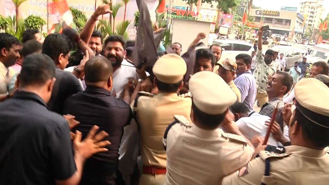 ಸಂತೋಷ್ ಆತ್ಮಹತ್ಯೆ ಪ್ರಕರಣ ಹಿನ್ನೆಲೆ; ಸಿಎಂ ಬೊಮ್ಮಾಯಿ ಇದ್ದ ಹೋಟೆಲ್ಗೆ ನುಗ್ಗಲು ಯತ್ನಿಸಿದ ಕಾಂಗ್ರೆಸ್ ಕಾರ್ಯಕರ್ತರು ಸಂತೋಷ್ ಆತ್ಮಹತ್ಯೆ ಪ್ರಕರಣ ಹಿನ್ನೆಲೆ; ಸಿಎಂ ಬೊಮ್ಮಾಯಿ ಇದ್ದ ಹೋಟೆಲ್ಗೆ ನುಗ್ಗಲು ಯತ್ನಿಸಿದ ಕಾಂಗ್ರೆಸ್ ಕಾರ್ಯಕರ್ತರು