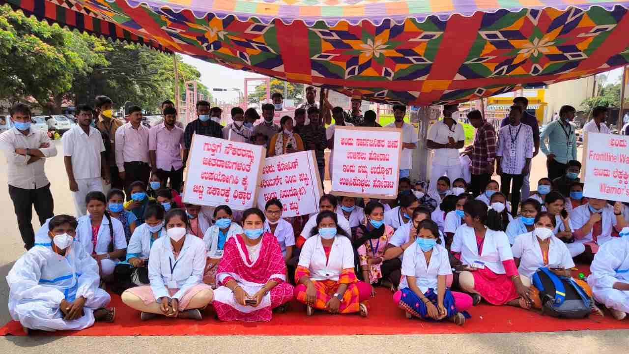 ಅಂದು ಕೊರೊನಾ ವಾರಿಯರ್ಸ್, ಇಂದು ಬೀದಿ ವಾರಿಯರ್ಸ್: ಸುಡುಬಿಸಿಲಿನಲ್ಲಿ ಪಿಪಿಇ ಕಿಟ್ ಧರಿಸಿ ಪ್ರತಿಭಟನೆ