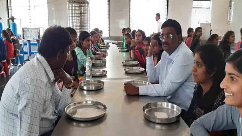 ವಸತಿ ನಿಲಯದ ಮಕ್ಕಳೊಂದಿಗೆ ಯುಗಾದಿ ಹಬ್ಬ ಆಚರಿಸಿದ ಬೆಂಗಳೂರು ಗ್ರಾಮಾಂತರ ಜಿಲ್ಲಾಧಿಕಾರಿ ಕೆ.ಶ್ರೀನಿವಾಸ್