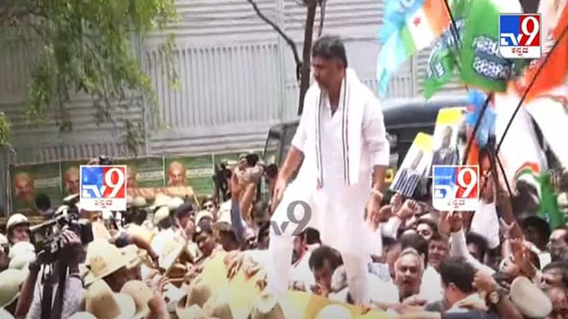 Video: ಬ್ಯಾರಿಕೇಡ್ ಹತ್ತಿ ಪೊಲೀಸರ ಮೇಲೆ ಬಿದ್ದ ಡಿಕೆ ಶಿವಕುಮಾರ್! ಈಶ್ವರಪ್ಪ ರಾಜೀನಾಮೆಗೆ ಪ್ರತಿಭಟನೆ ವೇಳೆ ಘಟನೆ