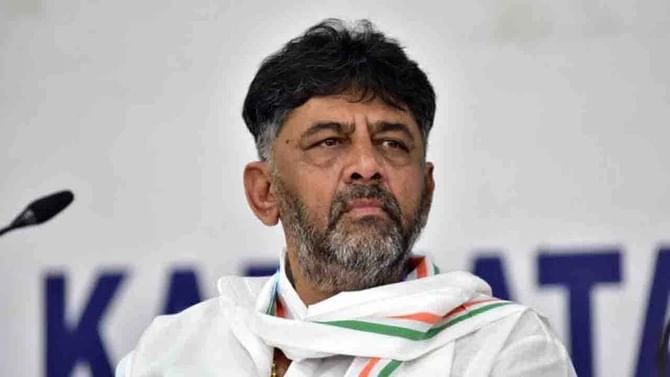 ಕೊರೊನಾ ನಿಯಮ ಉಲ್ಲಂಘಿಸಿ ಪ್ರತಿಭಟನೆ ಹಿನ್ನೆಲೆ ಡಿಕೆ ಶಿವಕುಮಾರ್ಗೆ ಕೋರ್ಟ್ನಿಂದ ವಾರೆಂಟ್ ಜಾರಿ