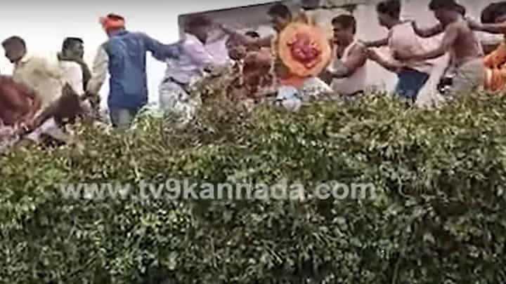 ಈ ಜಾತ್ರೆಯಲ್ಲಿ ಭಕ್ತರು ಮುಳ್ಳು ಗದ್ದುಗೆಯ ಮೇಲೆ ನಡೆದು ಕುಣಿಯುತ್ತಾರೆ ಮತ್ತು ಕುಪ್ಪಳಿಸುತ್ತಾರೆ! ಈ ಜಾತ್ರೆಯಲ್ಲಿ ಭಕ್ತರು ಮುಳ್ಳು ಗದ್ದುಗೆಯ ಮೇಲೆ ನಡೆದು ಕುಣಿಯುತ್ತಾರೆ ಮತ್ತು ಕುಪ್ಪಳಿಸುತ್ತಾರೆ!