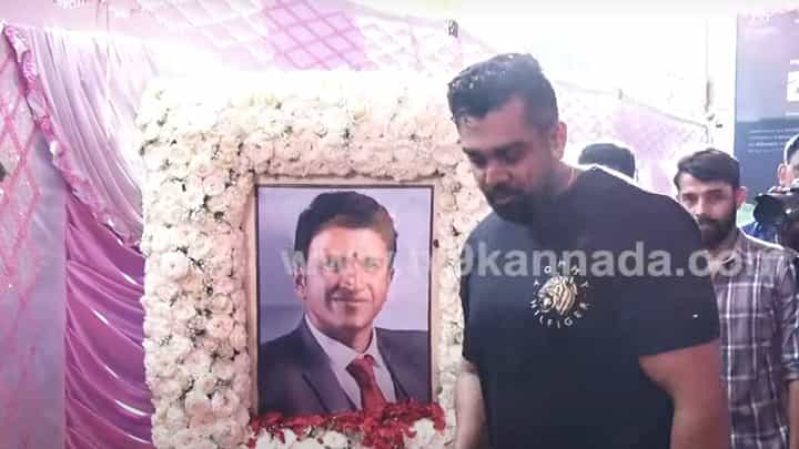 ಪುನೀತ್ ರಾಜ್ಕುಮಾರ್ ಫೋಟೋಗೆ ಧ್ರುವ ಸರ್ಜಾ ಪುಷ್ಪ ನಮನ ಪುನೀತ್ ರಾಜ್ಕುಮಾರ್ ಫೋಟೋಗೆ ಧ್ರುವ ಸರ್ಜಾ ಪುಷ್ಪ ನಮನ