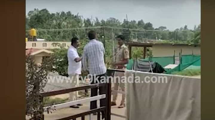 ಪ್ರೊಬೇಷನ್ ಅವಧಿಯಲ್ಲಿರುವಾಗಲೇ ಖದರು ಪ್ರದರ್ಶಿಸುತ್ತಿರುವ ಒಬ್ಬ ಪಿಎಸ್ ಐ ಸೋಮವಾರಪೇಟೆ ಗ್ರಾಮಾಂತರ ಠಾಣೆಯಲ್ಲಿದ್ದಾರೆ! ಪ್ರೊಬೇಷನ್ ಅವಧಿಯಲ್ಲಿರುವಾಗಲೇ ಖದರು ಪ್ರದರ್ಶಿಸುತ್ತಿರುವ ಒಬ್ಬ ಪಿಎಸ್ ಐ ಸೋಮವಾರಪೇಟೆ ಗ್ರಾಮಾಂತರ ಠಾಣೆಯಲ್ಲಿದ್ದಾರೆ!
