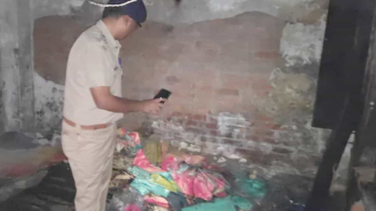 ವಾರಾಣಸಿಯಲ್ಲಿ ಸೀರೆ ನೇಯ್ಗೆ ಘಟಕಕ್ಕೆ ಬೆಂಕಿ, 4 ಮಂದಿ ಸಜೀವ ದಹನ; ತಲಾ 4 ಲಕ್ಷ ರೂ.ಪರಿಹಾರ ಘೋಷಿಸಿದ ಯೋಗಿ ಆದಿತ್ಯನಾಥ್ ವಾರಾಣಸಿಯಲ್ಲಿ ಸೀರೆ ನೇಯ್ಗೆ ಘಟಕಕ್ಕೆ ಬೆಂಕಿ, 4 ಮಂದಿ ಸಜೀವ ದಹನ; ತಲಾ 4 ಲಕ್ಷ ರೂ.ಪರಿಹಾರ ಘೋಷಿಸಿದ ಯೋಗಿ ಆದಿತ್ಯನಾಥ್