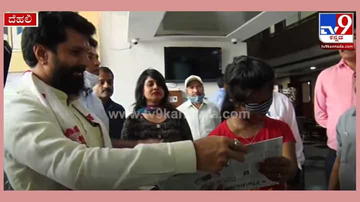 ದೆಹಲಿಯಲ್ಲಿ ಕಣ್ಣಿಗೆ ಬಟ್ಟೆ ಕಟ್ಟಿಕೊಂಡು ಓದುವ ಬಾಲಕಿ; ಬಿಜೆಪಿ ಕಾರ್ಯದರ್ಶಿ ಸಿಟಿ ರವಿ ಫುಲ್ ಫಿದಾ ದೆಹಲಿಯಲ್ಲಿ ಕಣ್ಣಿಗೆ ಬಟ್ಟೆ ಕಟ್ಟಿಕೊಂಡು ಓದುವ ಬಾಲಕಿ; ಬಿಜೆಪಿ ಕಾರ್ಯದರ್ಶಿ ಸಿಟಿ ರವಿ ಫುಲ್ ಫಿದಾ