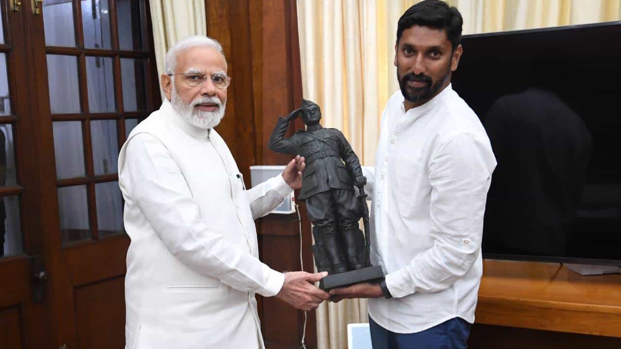 ಮೈಸೂರಿನ ಶಿಲ್ಪಿ ಅರುಣ್ ಕೆತ್ತನೆಯ ನೇತಾಜಿ ಪ್ರತಿಮೆ ಕಂಡು ಅತೀವ ಸಂತಸವಾಯ್ತು -ಪ್ರಧಾನಿ ನರೇಂದ್ರ ಮೋದಿ ಟ್ವೀಟ್ ಮೈಸೂರಿನ ಶಿಲ್ಪಿ ಅರುಣ್ ಕೆತ್ತನೆಯ ನೇತಾಜಿ ಪ್ರತಿಮೆ ಕಂಡು ಅತೀವ ಸಂತಸವಾಯ್ತು -ಪ್ರಧಾನಿ ನರೇಂದ್ರ ಮೋದಿ ಟ್ವೀಟ್
