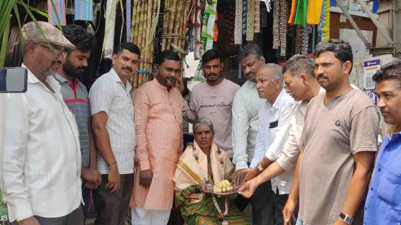 ದಾವಣಗೆರೆಯಲ್ಲಿ ಕಳ್ಳತನವಾಗಿದ್ದ ಗಂಡು ಮಗುವನ್ನ ಪೊಲೀಸರ ಕೈಗೆ ನೀಡಿ, ಅಪಹರಣ ಪ್ರಕರಣ ಅಂತ್ಯ ಹಾಡಿದ ಗೌರಮ್ಮಗೆ ಸನ್ಮಾನ