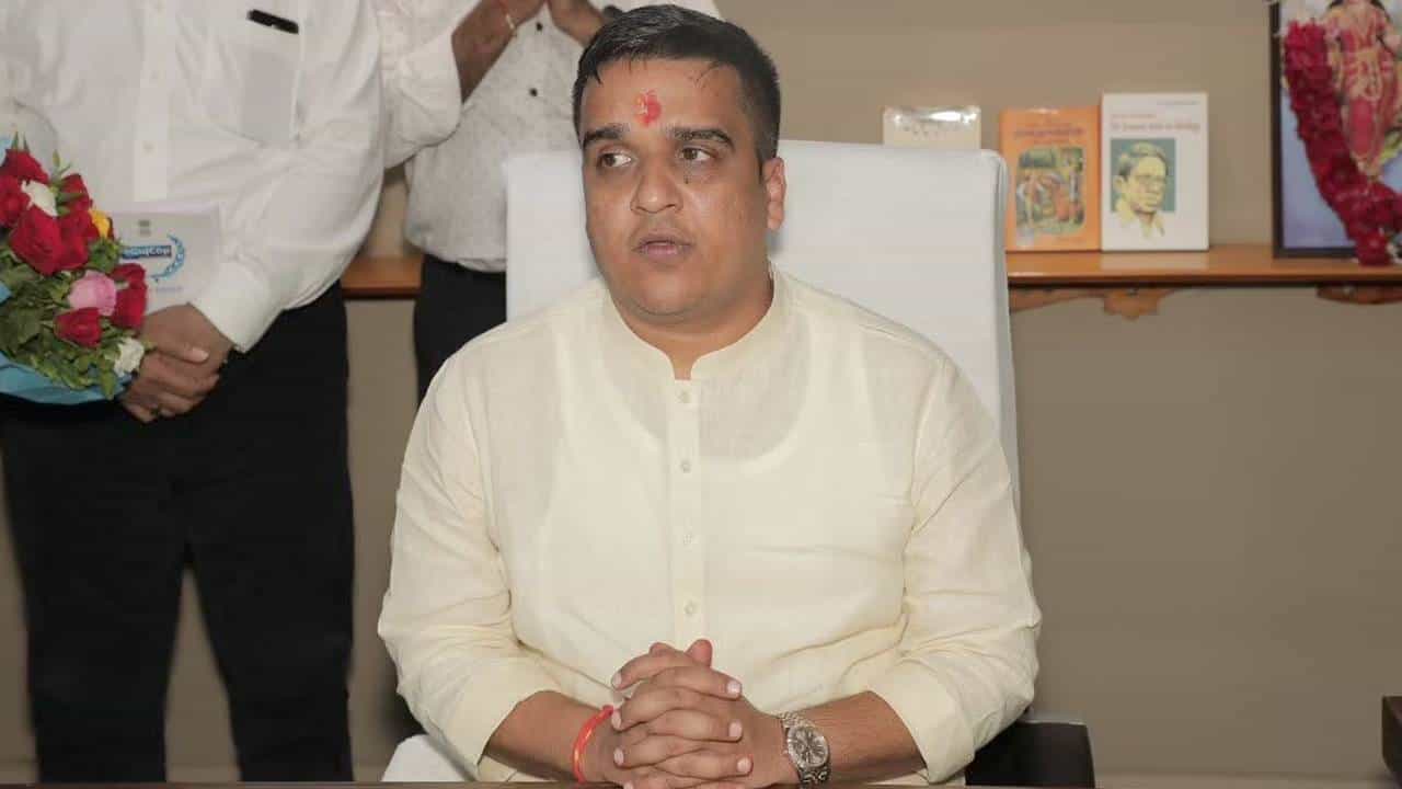 ಅಶ್ಲೀಲ ವಿಡಿಯೋಗಳು ಮೊಬೈಲ್ನಲ್ಲಿ ಸುಲಭಕ್ಕೆ ಸಿಗುವುದೇ ಅತ್ಯಾಚಾರ ಹೆಚ್ಚಲು ಕಾರಣ: ಗುಜರಾತ್ ಗೃಹ ಸಚಿವ ಅಶ್ಲೀಲ ವಿಡಿಯೋಗಳು ಮೊಬೈಲ್ನಲ್ಲಿ ಸುಲಭಕ್ಕೆ ಸಿಗುವುದೇ ಅತ್ಯಾಚಾರ ಹೆಚ್ಚಲು ಕಾರಣ: ಗುಜರಾತ್ ಗೃಹ ಸಚಿವ