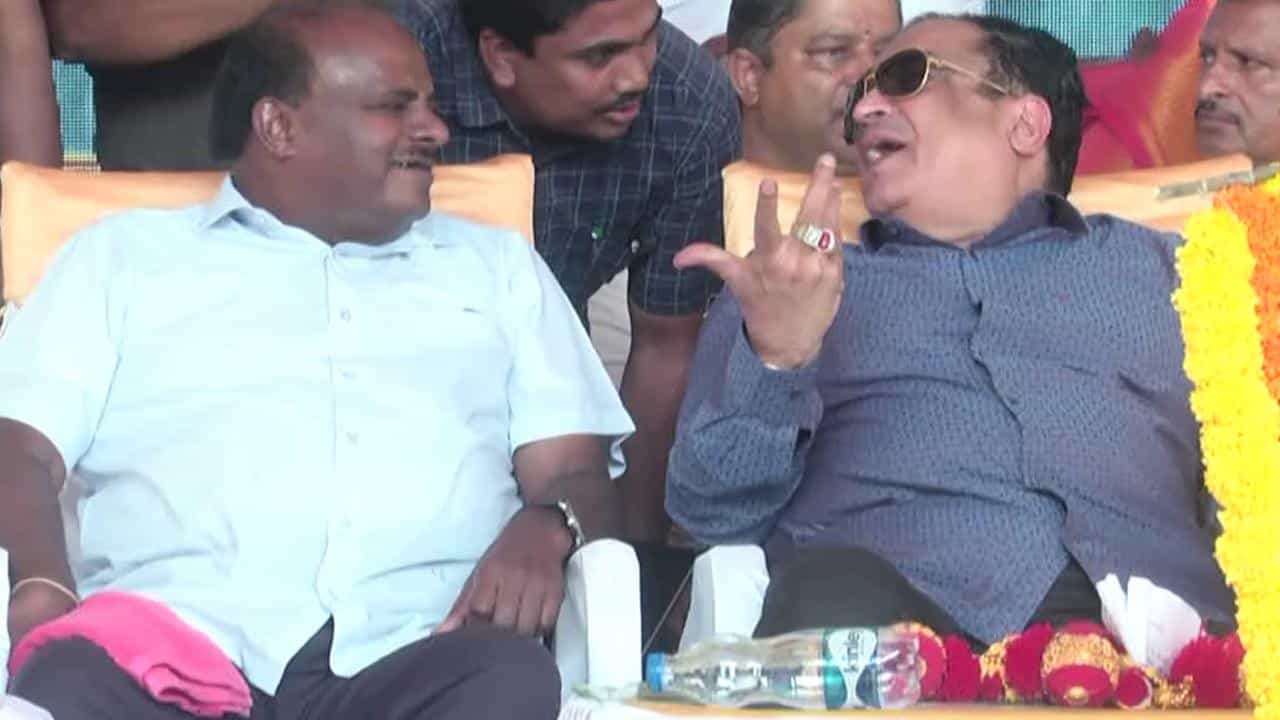 ಜಲಧಾರೆ ಭಾಷಣದ ವೇಳೆ ಕುಮಾರಸ್ವಾಮಿ ಕಣ್ಣೀರಧಾರೆ - ಬಿಜೆಪಿ ಜೊತೆ ಸರ್ಕಾರ ಮಾಡಿ ನನ್ನ ತಂದೆ ಆರೋಗ್ಯ ಕೆಡಲು ಕಾರಣನಾದೆ ಜಲಧಾರೆ ಭಾಷಣದ ವೇಳೆ ಕುಮಾರಸ್ವಾಮಿ ಕಣ್ಣೀರಧಾರೆ - ಬಿಜೆಪಿ ಜೊತೆ ಸರ್ಕಾರ ಮಾಡಿ ನನ್ನ ತಂದೆ ಆರೋಗ್ಯ ಕೆಡಲು ಕಾರಣನಾದೆ