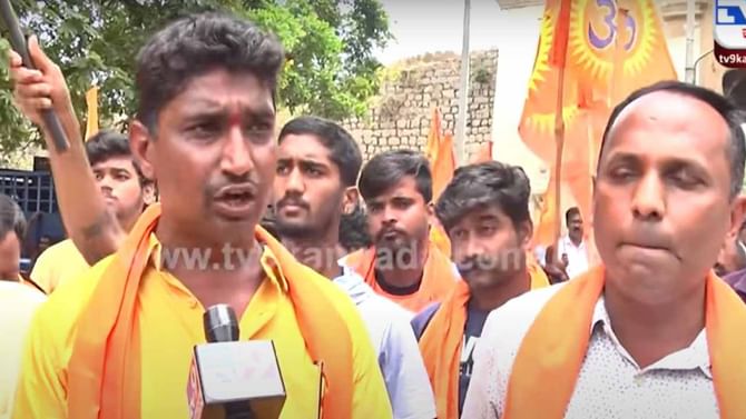 ಶ್ರೀರಂಗಪಟ್ಟಣದ ಬಳಿ ಮಸೀದಿ ನಿರ್ಮಾಣ ವಿವಾದ, ಅಕ್ರಮವಾಗಿ ಕಟ್ಟಲಾಗುತ್ತಿದೆ ಎಂದು ಹಿಂದೂ ಕಾರ್ಯಕರ್ತರ ಪ್ರತಿಭಟನೆ ಶ್ರೀರಂಗಪಟ್ಟಣದ ಬಳಿ ಮಸೀದಿ ನಿರ್ಮಾಣ ವಿವಾದ, ಅಕ್ರಮವಾಗಿ ಕಟ್ಟಲಾಗುತ್ತಿದೆ ಎಂದು ಹಿಂದೂ ಕಾರ್ಯಕರ್ತರ ಪ್ರತಿಭಟನೆ