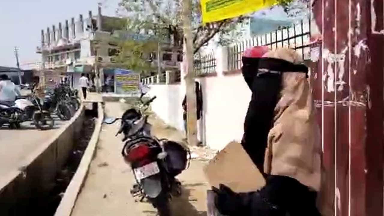 ಯಾದಗಿರಿಯಲ್ಲಿ ಹಿಜಾಬ್ಗಾಗಿ ಪಿಯು ಪರೀಕ್ಷೆ ಬಹಿಷ್ಕರಿಸಿದ 6 ವಿದ್ಯಾರ್ಥಿನಿಯರು ಯಾದಗಿರಿಯಲ್ಲಿ ಹಿಜಾಬ್ಗಾಗಿ ಪಿಯು ಪರೀಕ್ಷೆ ಬಹಿಷ್ಕರಿಸಿದ 6 ವಿದ್ಯಾರ್ಥಿನಿಯರು